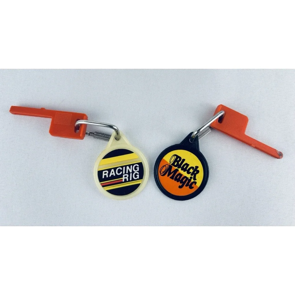 Lot Of 2 Vintage 1980 Kidco Burnin Keys And Key Chains Racing Rig - Black Magic‎